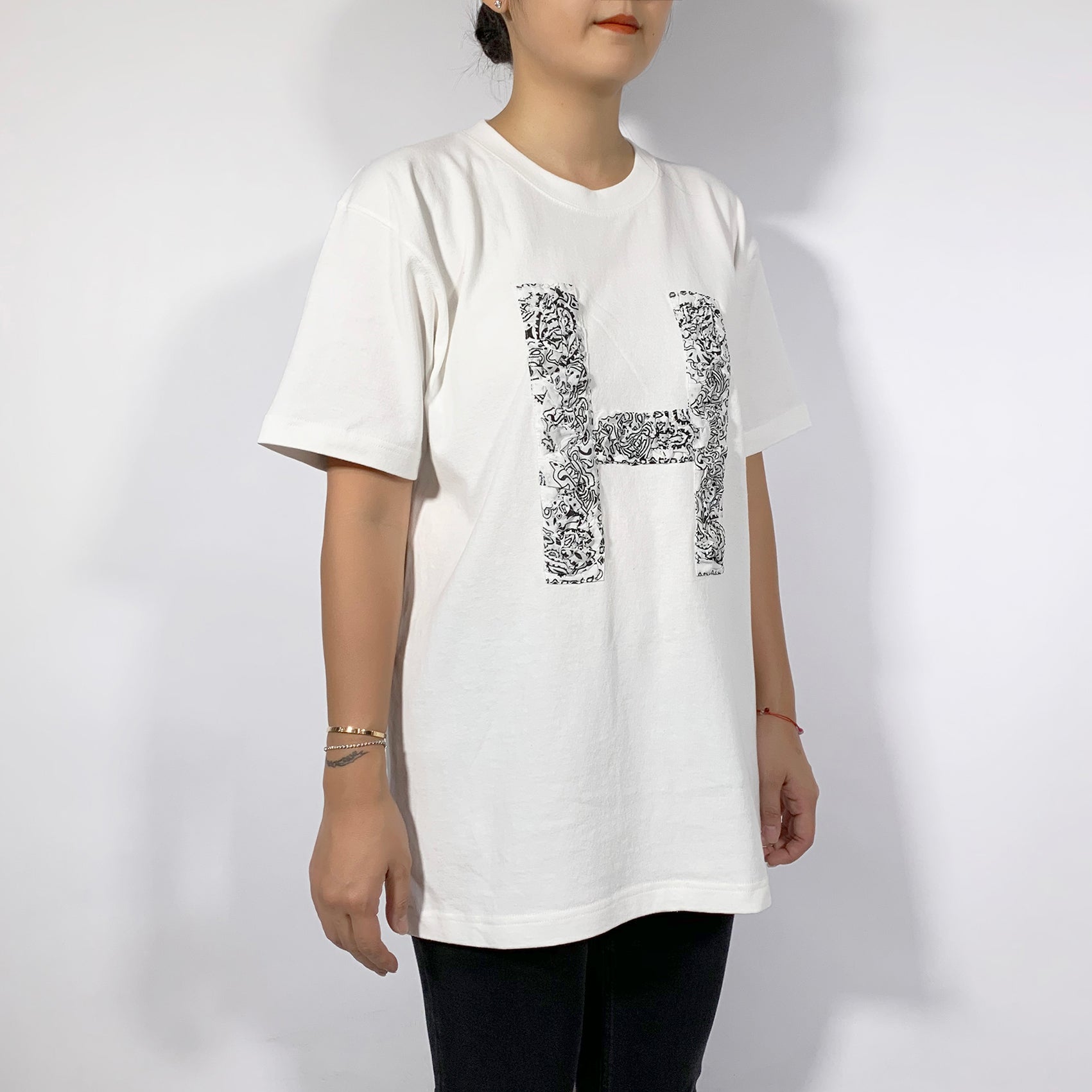 Crinkle Effect Alphabet H Short Sleeves T-shirt