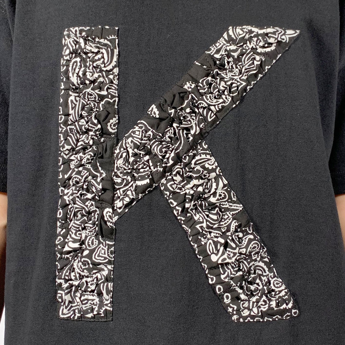 皺褶字母K短袖T恤